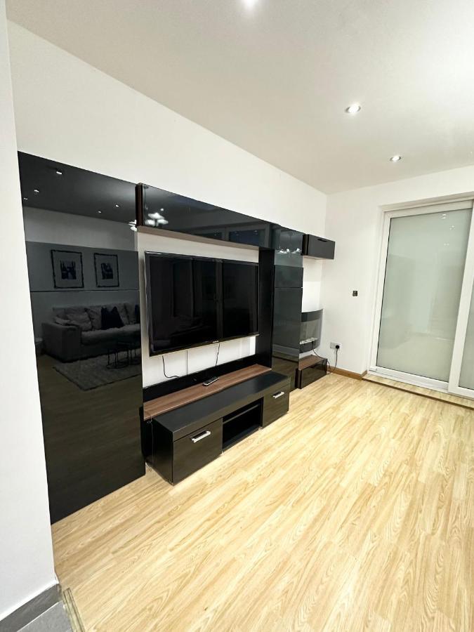 Modern Room In Spacious Home 伦敦 外观 照片