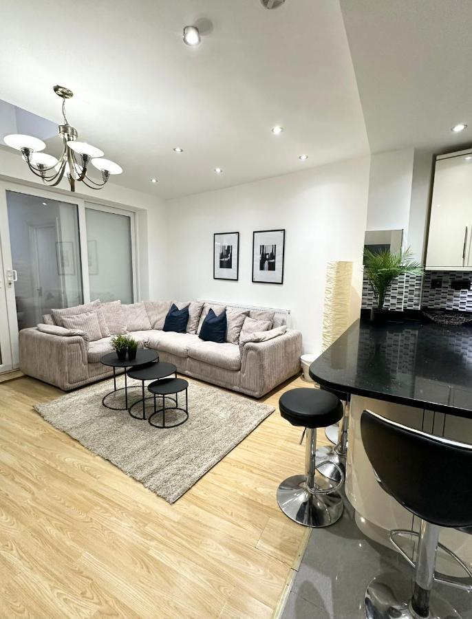 Modern Room In Spacious Home 伦敦 外观 照片